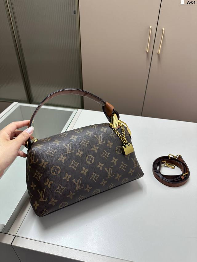 Lv中古枕头包 又甜又酷 一整个爱住百搭时尚 是每个潮酷女孩必入单品 A-01尺寸27.8.16配盒 Lv中古枕头包 又甜又酷 一整个爱住百搭时尚 是每个潮酷女孩必入单品 A-01尺寸27.8.16配盒