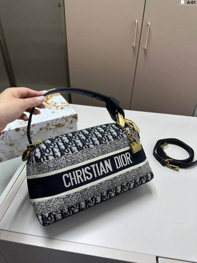 Ysl 圣罗兰中古枕头包 又甜又酷 一整个爱住百搭时尚 是每个潮酷女孩必入单品 A-01尺寸27.8.16配盒 Ysl 圣罗兰中古枕头包 又甜又酷 一整个爱住百搭时尚 是每个潮酷女孩必入单品 A-01尺寸27.8.16配盒