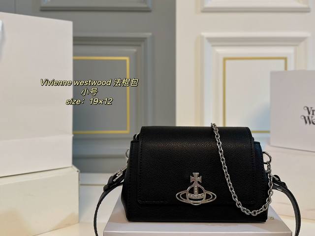 小号 折叠盒 Size:19×12 Vivienne Westwood西太后法棍包 包包硬挺有型,内里设计超精致, 时尚感十足,容量也ok的一款! 百搭时尚爱到 小号 折叠盒 Size:19×12 Vivienne Westwood西太后法棍包 包包硬挺有型,内里设计超精致, 时尚感十足,容量也ok的一款! 百搭时尚爱到