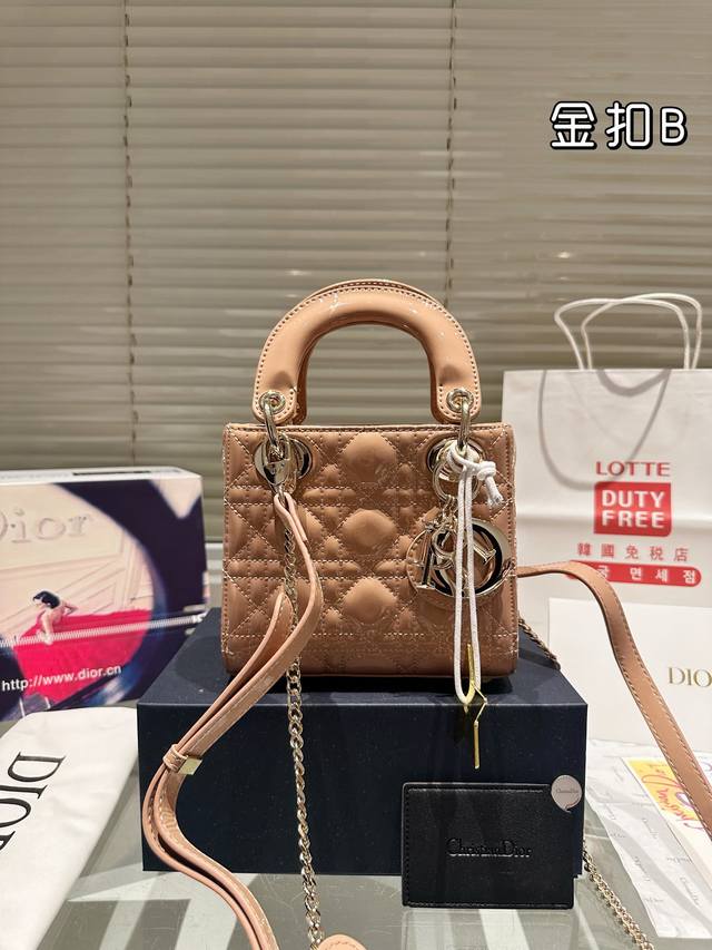 原单 配镜子 配折叠礼盒飞机盒 尺寸：Size: 17Cm 高品版.升级出货 Dior 戴妃漆皮款 更加加分！！