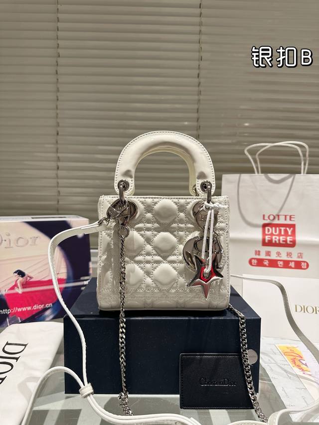 原单 配镜子 配折叠礼盒飞机盒 尺寸:Size: 17Cm 高品版.升级出货 Dior 戴妃漆皮款 更加加分!! 原单 配镜子 配折叠礼盒飞机盒 尺寸:Size: 17Cm 高品版.升级出货 Dior 戴妃漆皮款 更加加分!!