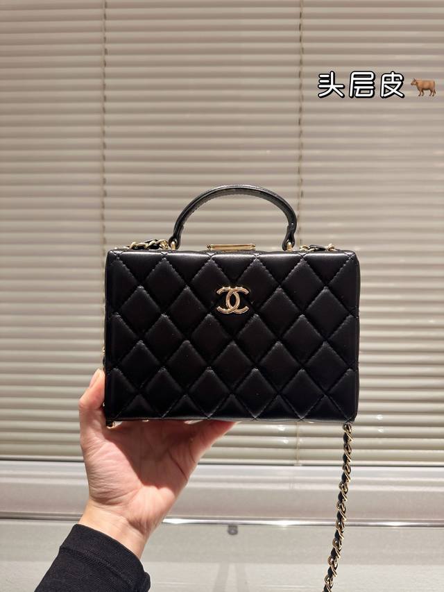 头层皮 背上它大家都要夸 香奈儿chanel 24K秋冬新品化妆包dy化妆包是小香推崇的热门款式，典雅贵气可以作为各种典藏系列复古化妆盒子包，包身 双clogo