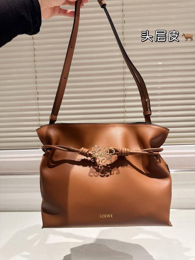 顶级原单 头层皮 Loewe 牛皮 Purse 福袋 Loewe 兴 迷你柔软纳帕羊皮革 Flamenco Purse 福袋 采用褶皱设计，侧面搭配标志性绳结等