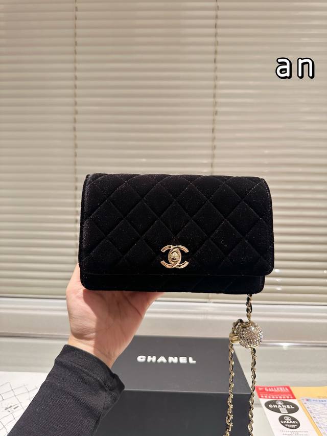 丝绒 Chanel 2024新woc 金球 发财包 小香牛皮最近好多明星都在背chanel 19 这款包是由老佛爷karl Lagerfeld和chanel现任