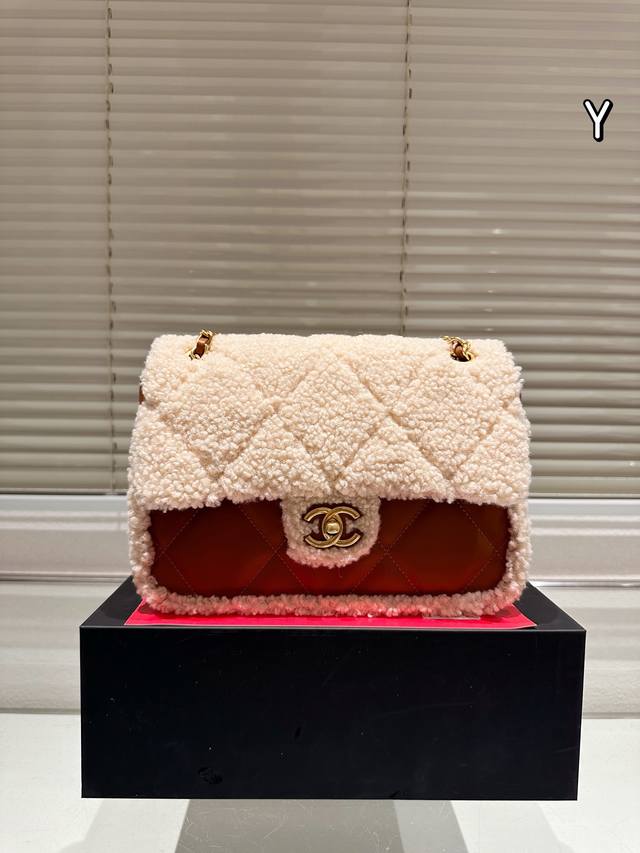 配盒 尺寸 ：25Cm 天冷就要毛茸茸的 Chanel24Kcf泰迪熊大号 秋冬很适合这个焦糖色 沉闷的冬天也会眼前一亮 秋冬随意搭配氛围感直接拉满 毛茸茸质感