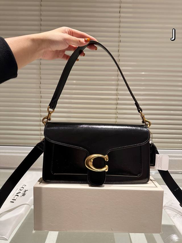 配盒子 Size：25*15Cm C家 酒神tabby26 腋下包 奶白色 超级好看！ 五金处coach的刻字 满满的小细节 配置双肩带 牛皮品质！