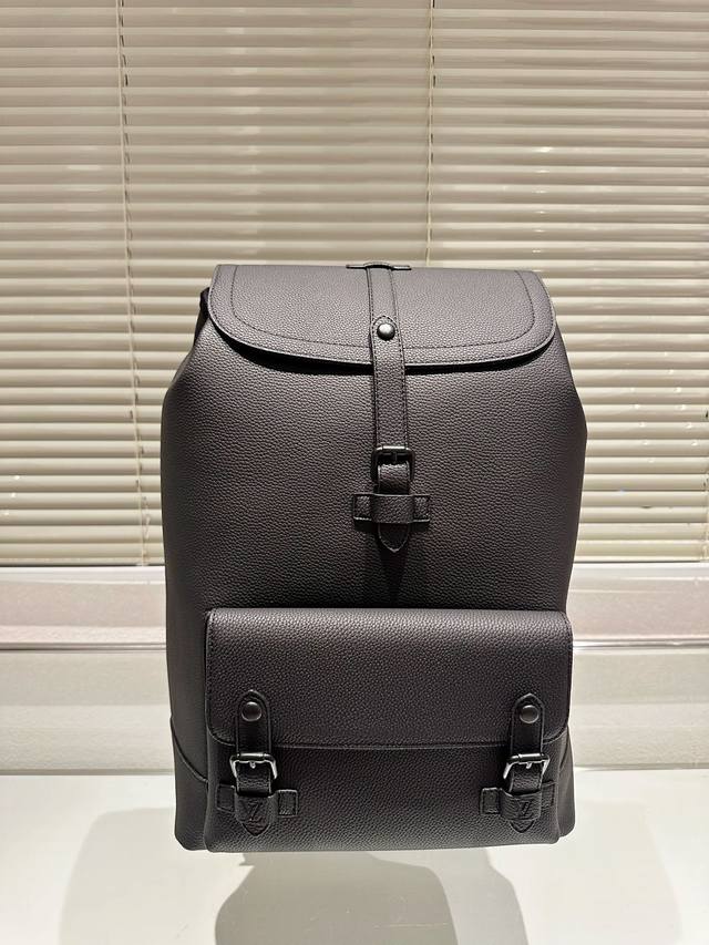 原单品质 Lv 双肩包 Monogram帆布裁制而成，此款hot Springs双肩背包代表lv Vernis皮革的华丽回归。是一款风格百搭而可爱，适合全天背携