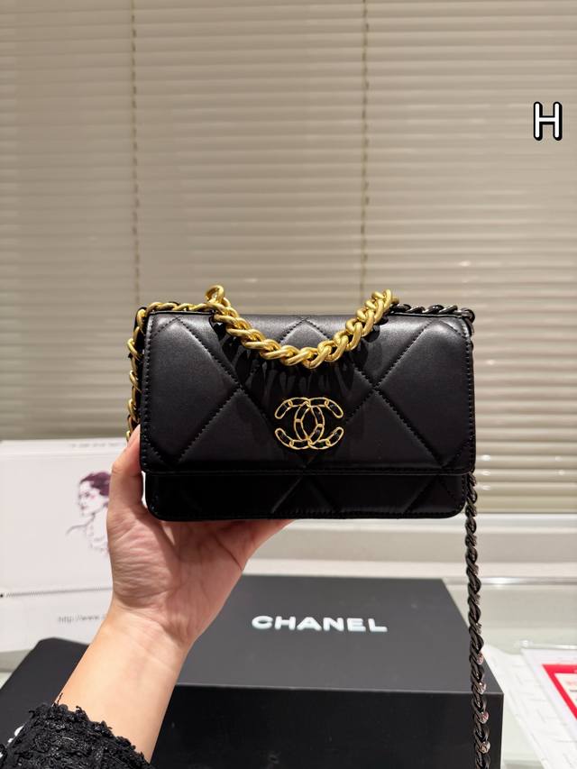 复刻版小羊皮 Chanel 新woc 发财包 小香牛皮最近好多明星都在背chanel 19 这款包是由老佛爷karl Lagerfeld和chanel现任创意总