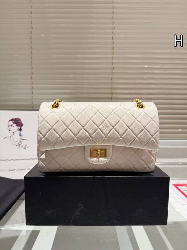 大象纹 高版本经典cf2.55 全套礼盒包装肯定有不少妹子都在纠结自己的第-个小香要买什么我也曾徘徊过但是chanel的经典款无非就四款2.55Cfboy和新晋