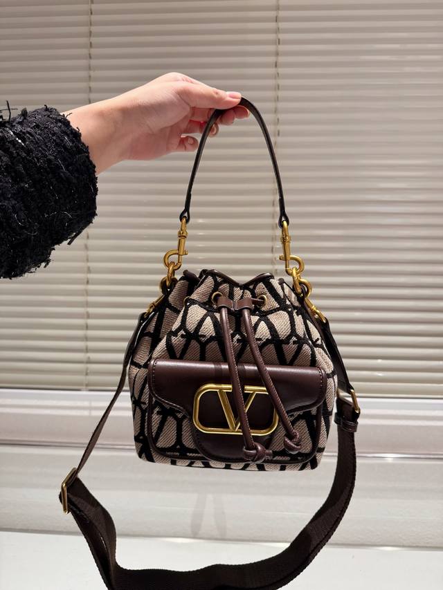 Valentino 华伦天奴loco 绝美仙女必备 也太好看了叭 手提单肩包 解锁时尚魅力 可盐可甜 整条街最靓的女孩 尺寸 15.19Cm 配折叠礼盒