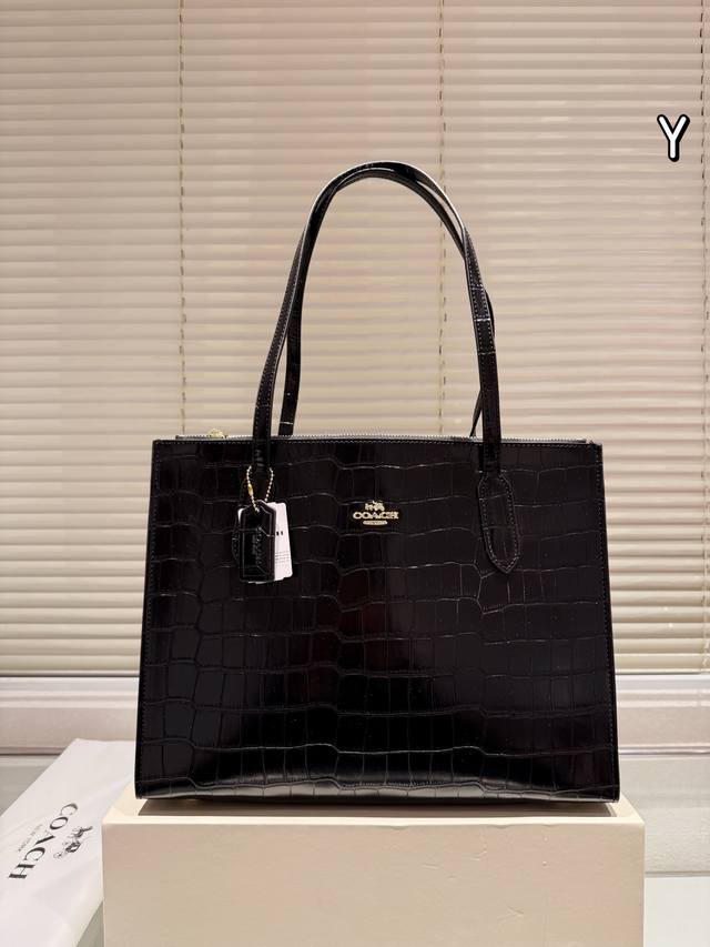 配折叠盒 Size：36.28Cm 蔻驰 新款神仙托特 Mollie Tote大号 真的超喜欢这个设计 购物袋 预测必须火 搜索：Coach Tote