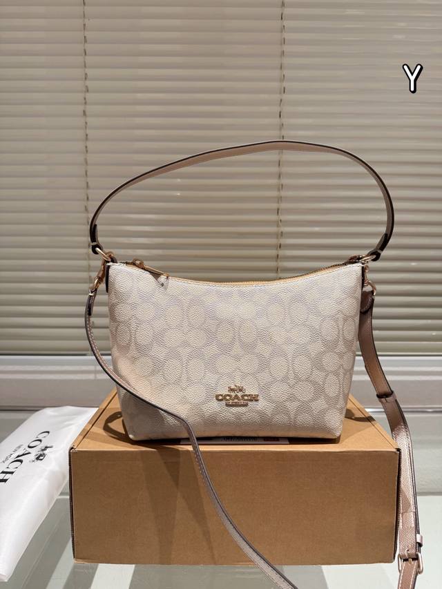 牛皮版本 Coach 11月新品 Zip Top 腋下斜挎女包 这个尺寸的包包，感觉大小也是很合适 有自带拉链设计，可手提腋下，十分方便 包包自带闪光效果，亮亮