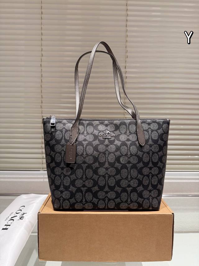 牛皮版本 Coach 11月新品 Fiona Zip Tote 23 Coach 11月份新品 Fiona 托特23来了 这个尺寸的包包，感觉大小也是很合适 有