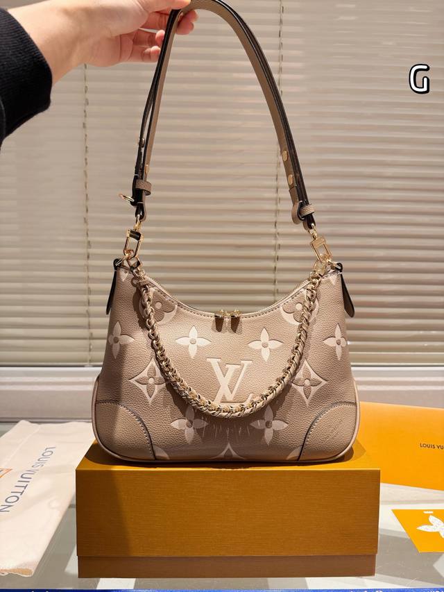 折叠盒原单 Lv老花牛角包单肩斜挎中古 Vintage包包压纹限定 ！超美！好多网红潮人都在背 单肩斜挎背这款包看着简单，搭配起来特别有范！被外观真的迷倒 尺寸