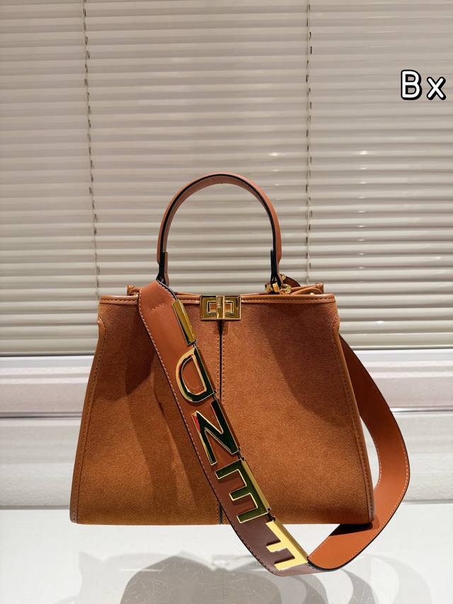 牛皮版本 爆炸来袭 芬迪 Fendi X-Lite Peekaboo 系列手袋 。10周年而诞生的全新peekaboo X-Iite 系列手袋! 摈弃了经典的横 牛皮版本 爆炸来袭 芬迪 Fendi X-Lite Peekaboo 系列手袋 。10周年而诞生的全新peekaboo X-Iite 系列手袋! 摈弃了经典的横