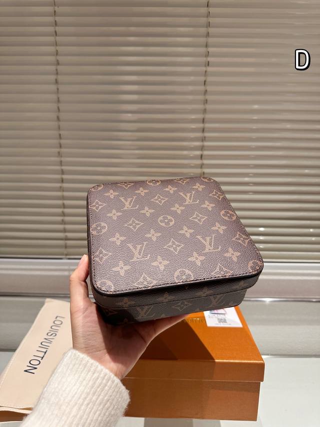 Lv方形礼盒收纳盒、可做首饰盒 糖果盒、珠宝首饰的归宿，这只不只是老花盒子、还有彩绘拼色！ 你是否厌倦了那些千篇一律的珠宝盒？想要为你的珠宝找一个既独特又充满艺