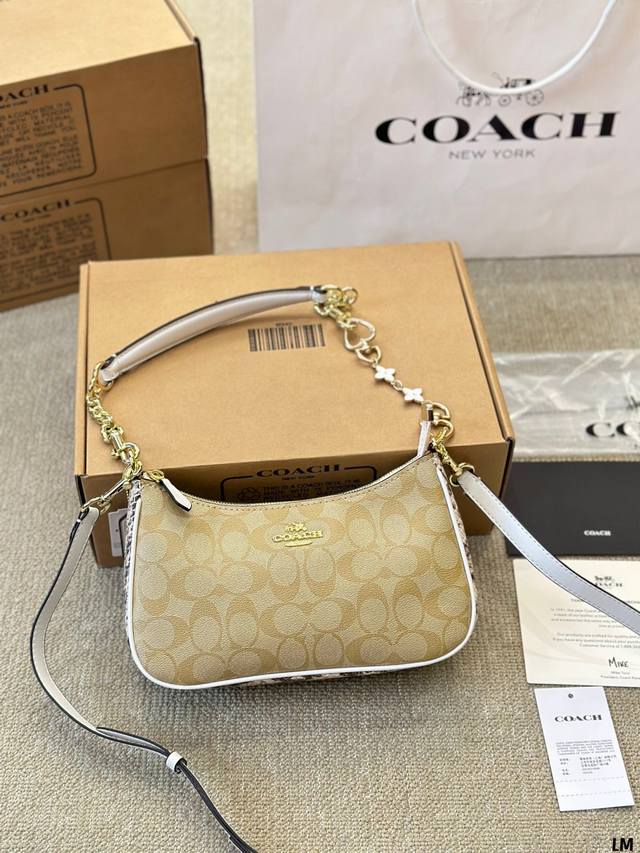 牛皮版本 配挂件 Coach蔻驰最热的腋下包上身来了 Teri系列最热腋下包 蛇皮压纹设计，腋下背的时候刚好可 以把侧边露出来 大麻将包的升级款，浅色特别好配衣