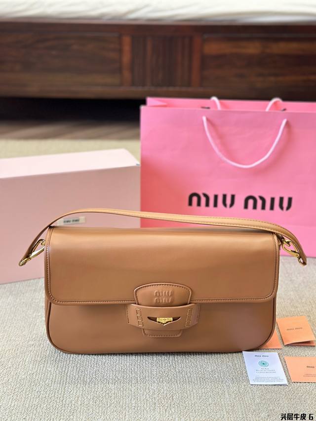 头层牛皮 Miumiu 全新penny Leather Bag，三款色调 秋冬必备：Miu Miu的新款penny Leather Bag来了！ 经典便士乐福鞋