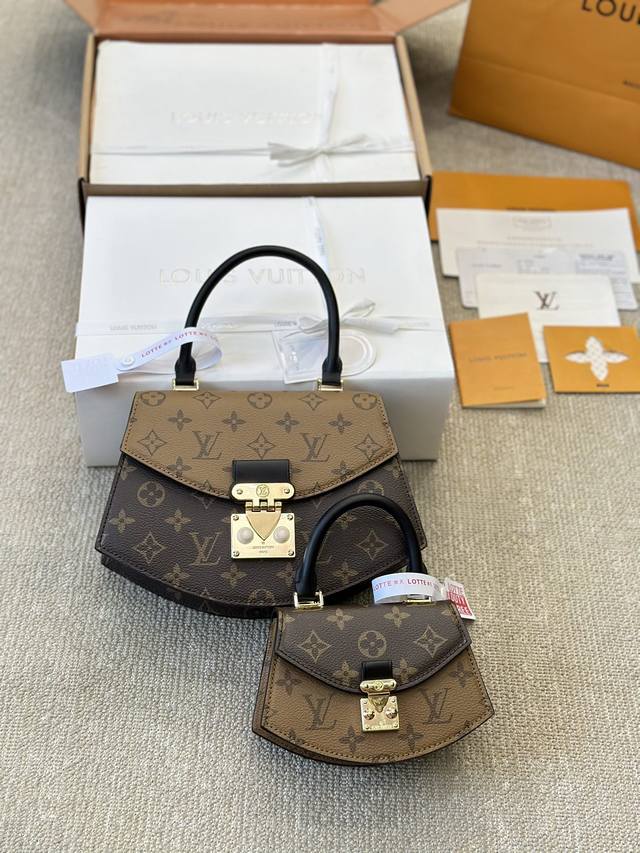 专柜对版礼盒包装 Lv秀款tilsitt 拼色手提包斜挎包 单肩 手提斜挎 多种背法哦 太太好看了 赶紧把它拿下 尺寸大号23 15Cm 小号16 12Cm