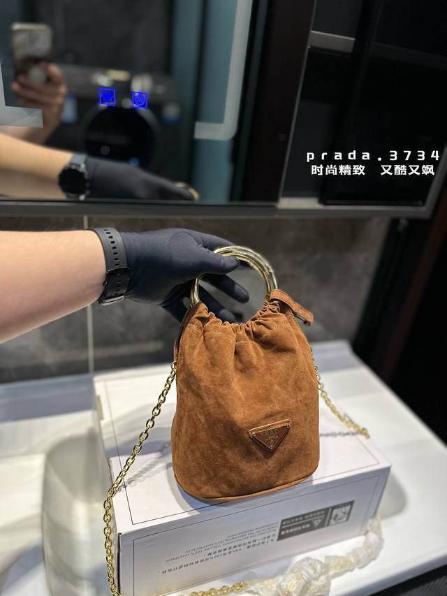 福气从这一枚三角标开始 大家常说时尚是个轮回，但prada的翻盖包和三角标却在这场轮回里常看常新。 新年的新包自然也是首选经典款，简洁实用满足大部分通勤需要和日