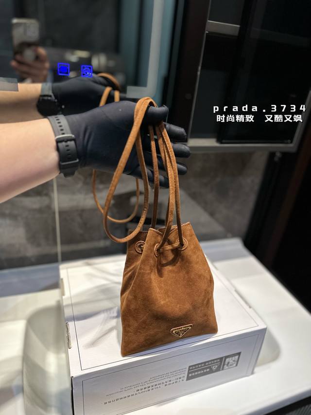 福气从这一枚三角标开始 大家常说时尚是个轮回，但prada的翻盖包和三角标却在这场轮回里常看常新。 新年的新包自然也是首选经典款，简洁实用满足大部分通勤需要和日