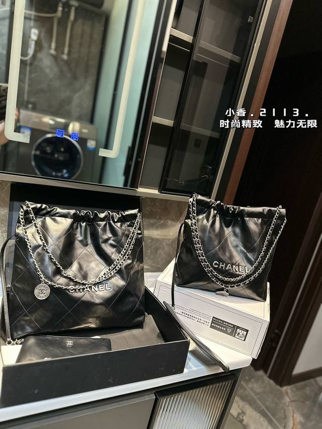 礼盒包装 Chanel 香奈儿 22Bag 垃圾袋 又甜又酷 一整个爱住 百搭时尚 颜值超高 是每个潮酷女孩必入单品 Size：30Cm 36Cm