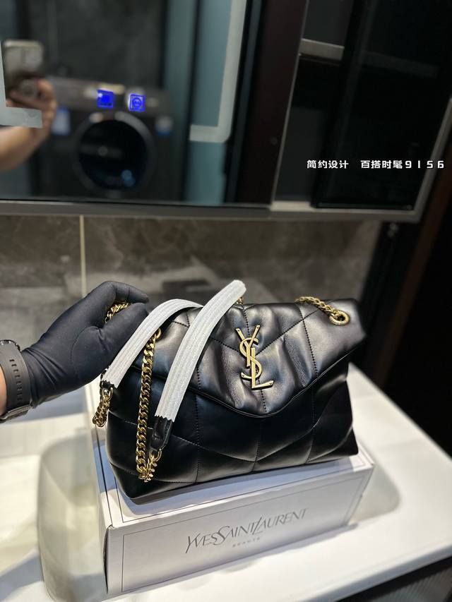 礼盒包装 Ysl Loulou Puffer云朵枕头包 Loulou今年专柜超火爆 柔软舒适胖乎乎的外形像拿着棉花糖颜值很高的一款呀 实用性满分+复古范十足怎么