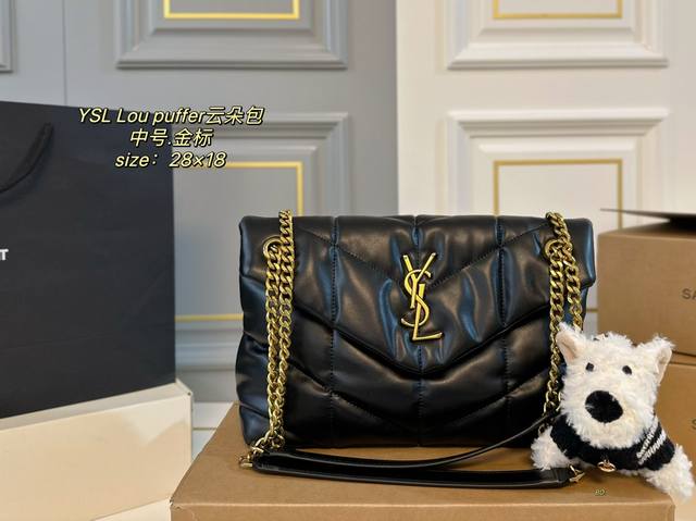 中号 折叠盒飞机盒挂件 Size：28×18 Ysl 圣罗兰lou Puffer云朵包 高级又饱满的包型，软软糯糯！ 配的玩偶挂件随机哦 圆润造型中带着慵懒，大