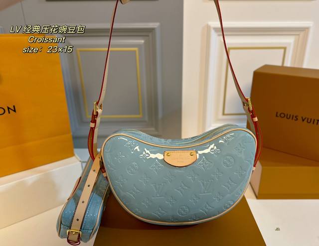 折叠盒飞机盒 Size :23×15 Lv路易威登经典croissant Mm压花豌豆 本身包型就很独特，也叫月亮包 子母包设计，肩带可调节～ 腋下背、斜挎，手