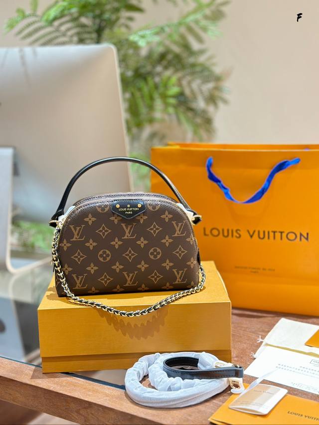 Lv 2024年11月新款双拉小贝壳 哈哈哈一一个包一拿出来笑死我了的双层汉堡包 上身还好还不错没有想象中奇怪双层拉链容量便于区分物品摆放 两根链条一根皮穿链-