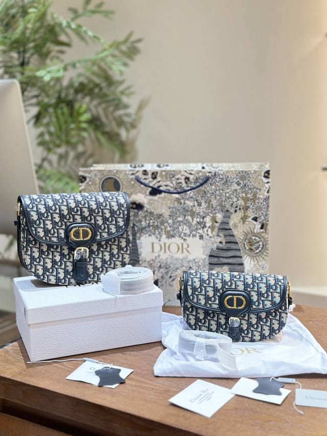 Dior Bobby East-West手袋 Diorbobbyeast-West手袋是本季的全新单品，高雅的轮廓与协调的比例彰显单肩包的摩登魅力。采用杏色光面