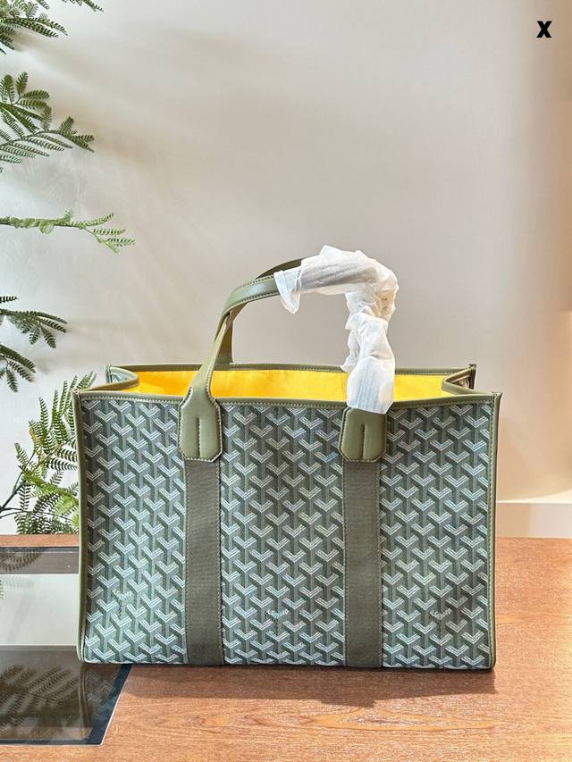 狗牙新品 新品帆布刺绣手拎包购物袋，全新推出villette托特包，17周年限定橄榄绿 这系列的特点是包身上带有专注阅读的斗牛犬图案，这一包型容量太优秀了，巨能