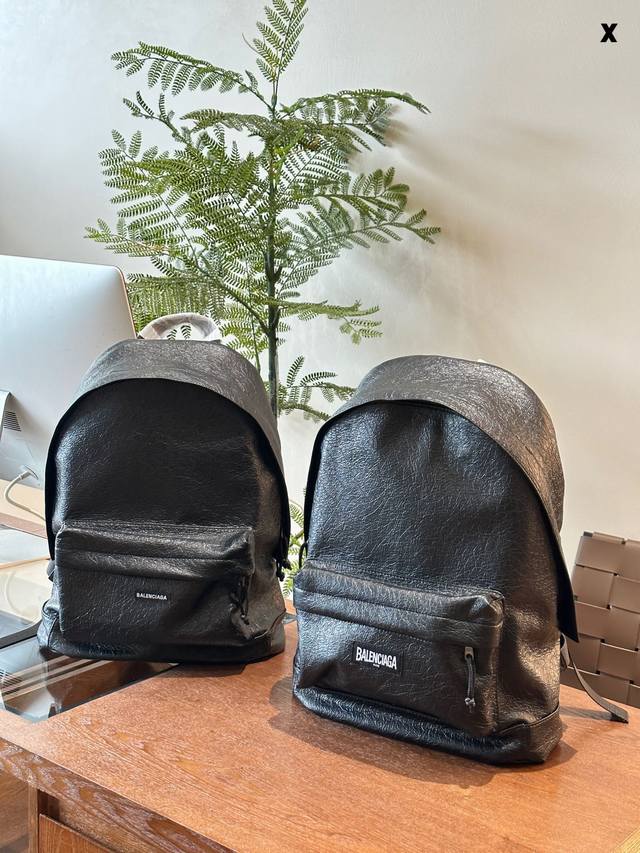 旅游背个巴黎世家双肩包，方便又轻松质地非常柔软，纹路为酷酷爆裂纹，重量也非常轻 内部设计多功能插袋非常实用可放放护照充电宝，小33×45