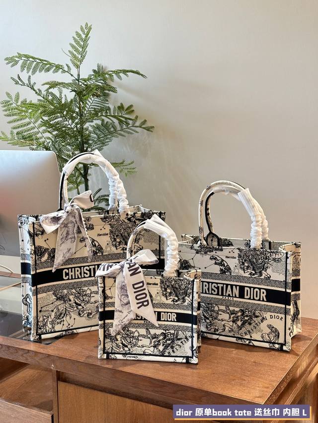 Dior迪奥tote托特包 购物包 星座图案刺绣 这款book Tote手袋灵感来自女装创意总监玛丽亚 嘉 茜娅.蔻丽 Maria Grazia Chiuri Dior迪奥tote托特包 购物包 星座图案刺绣 这款book Tote手袋灵感来自女装创意总监玛丽亚 嘉 茜娅.蔻丽 Maria Grazia Chiuri