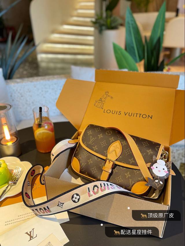 双十一福利 送中古拆包挂件 款式随机挂 折叠礼盒+飞机盒 Lv 法棍包 邮差包 翻盖手袋，网红爆款 这款邮差包真是太有味道了 浓浓的复古风情 的精髓体现的淋漓尽