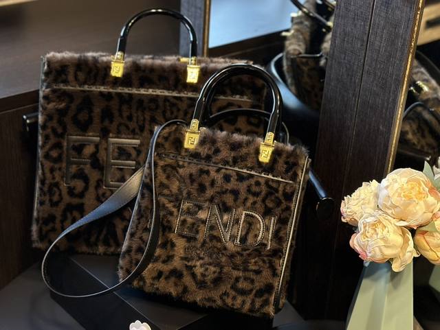 同价 小号配折叠礼盒 Fendi 托特包tote 好看又酷炫的芬迪包包,花朵logo的设计。 Fendi托特包“阳光手提袋” 字母蛇皮logo手工缝线设计,玳瑁 同价 小号配折叠礼盒 Fendi 托特包tote 好看又酷炫的芬迪包包,花朵logo的设计。 Fendi托特包“阳光手提袋” 字母蛇皮logo手工缝线设计,玳瑁