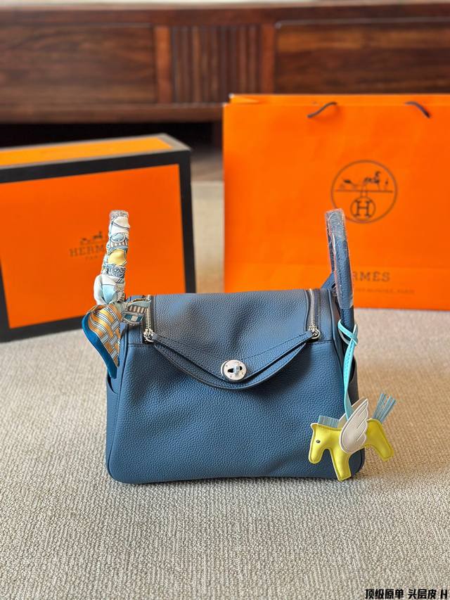 顶级原单 头层皮 H家lindy！！当我们想到hermès时，我们会想到经典的三巨头：伯金、凯利和康斯坦斯。但围绕着传奇h三巨头的排他性光环有可能让我们看不到其