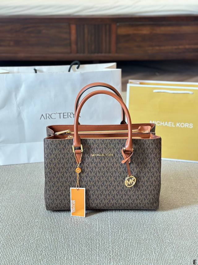 Michael Kors Emilia Mk的emilia 系列 皮带设计作为点缀将硬挺与柔美结合 彰显了女性刚柔并济之美 三分层的设计非常实用 很能装而且便于