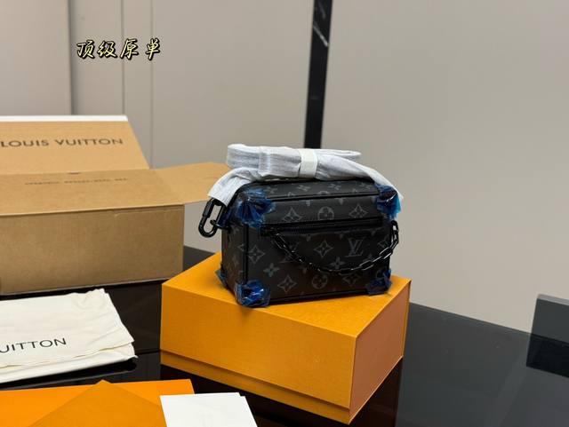 配折叠盒飞机盒 尺寸：18X13X8 Lv 盒子包 真的是可爱的方盒子 调调很色喜庆！ 真的是小可爱！ Mini Soft Trunk盒子包 细节超ok