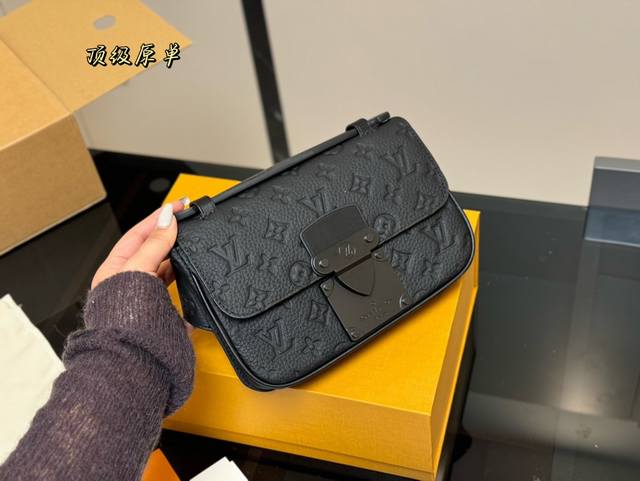 配折叠盒飞机盒 Lv 腰包 可用作胸包 亦可单肩背挎或斜挎， 棉质帆布内衬 原单五金+原版皮料！ 尺寸：22.15Cm