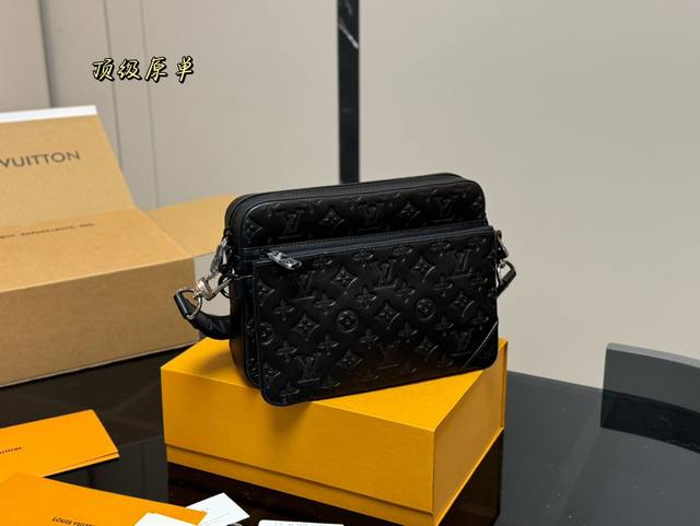 配折叠盒飞机盒 Size：25*18.5Cm*7Cm Lv 男士三合一 可以解锁很多种组合背法 堪比乐高[调皮][调皮][调皮] 原单渠道货哦！ 质量你懂！