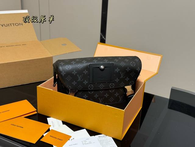 配折叠盒飞机盒 Size:28*25Cm Lv 男士邮差包 Voyager邮差包 结构和辅料都时尚青春化, 包包的大小尺码刚刚好, 手感很软!但是很型哦! 搜索 配折叠盒飞机盒 Size:28*25Cm Lv 男士邮差包 Voyager邮差包 结构和辅料都时尚青春化, 包包的大小尺码刚刚好, 手感很软!但是很型哦! 搜索