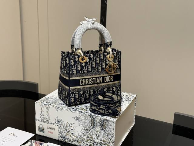 配折叠盒 Size:24*20Cm 迪奥 刺绣戴妃包 现代休闲且优雅 刺绣宽肩带 特别!特别!!! 配折叠盒 Size:24*20Cm 迪奥 刺绣戴妃包 现代休闲且优雅 刺绣宽肩带 特别!特别!!!