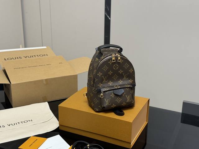 配盒 Lv Mini迷你 双肩包， 经典！经典！经典！ 小巧可爱又实用， 尺寸：16*22Cm