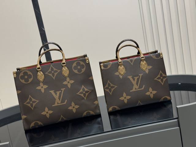 同价 配飞机盒 Size:34*26Cm 41*32Cm Lv Onthego购物袋原单 原版钢五金 有隐藏的背带设计 可单肩~可手提 搜索 Lv Ontheg 同价 配飞机盒 Size:34*26Cm 41*32Cm Lv Onthego购物袋原单 原版钢五金 有隐藏的背带设计 可单肩~可手提 搜索 Lv Ontheg