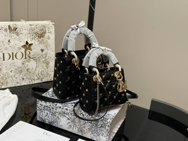 蝴蝶 Size：17.15Cm 20.17Cm 迪奥 新品 戴妃 实在是太太太可爱啦！ 配折叠盒