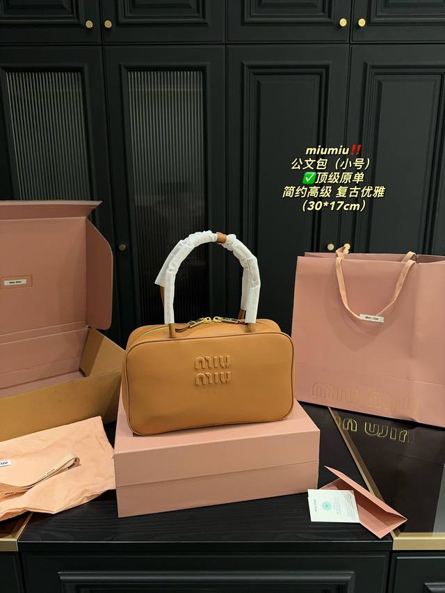 顶级原单 全套包装尺寸30.17 Miumiu 公文包 小号 Miu家 23春夏限量款公文包 保龄球包放弃了标志性的褶皱纹路 采用光滑小牛皮 皮质细膩柔软棉质缎