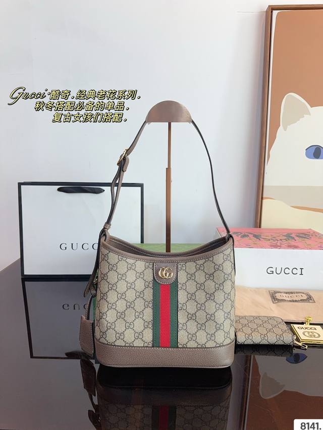 Gucci古驰exquisite饰双g 水桶包手提包最新款gucci 市场独家新款,古奇醉新爆款,醉新元素,包现货原厂订制五金,进口牛皮搭配gg胶料.~尺寸:2 Gucci古驰exquisite饰双g 水桶包手提包最新款gucci 市场独家新款,古奇醉新爆款,醉新元素,包现货原厂订制五金,进口牛皮搭配gg胶料.~尺寸:2