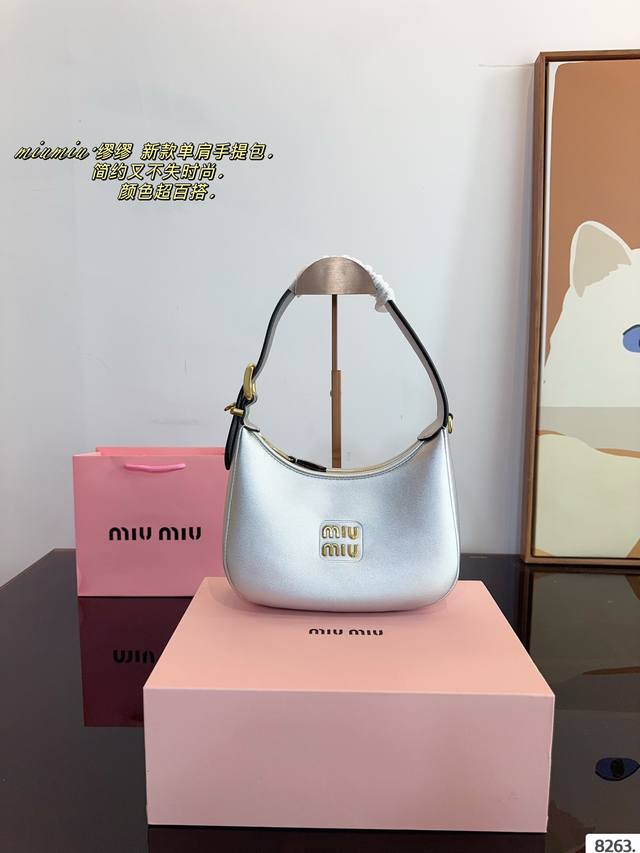 Miumiuhoboss 腋下包 秋冬主打经典包型之一的hobo 进口小牛皮，宽手柄像皮带式超个性 还配有细长调节肩带，手拎斜挎一手抓 简简单单不花哨是最耐看也