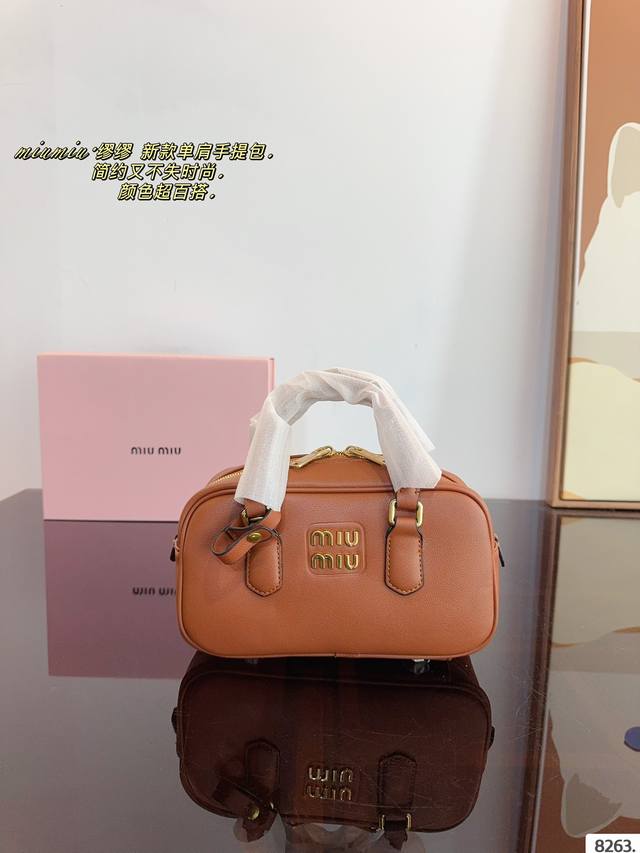 缪缪 可盐可甜的女孩 Miumiu 保龄球包包 好搭 什么风格都能驾驭 材质很柔软 容量也非常ok 复古俏皮的hobo包型 是近期几乎天天拿出门的包包！尺寸：2